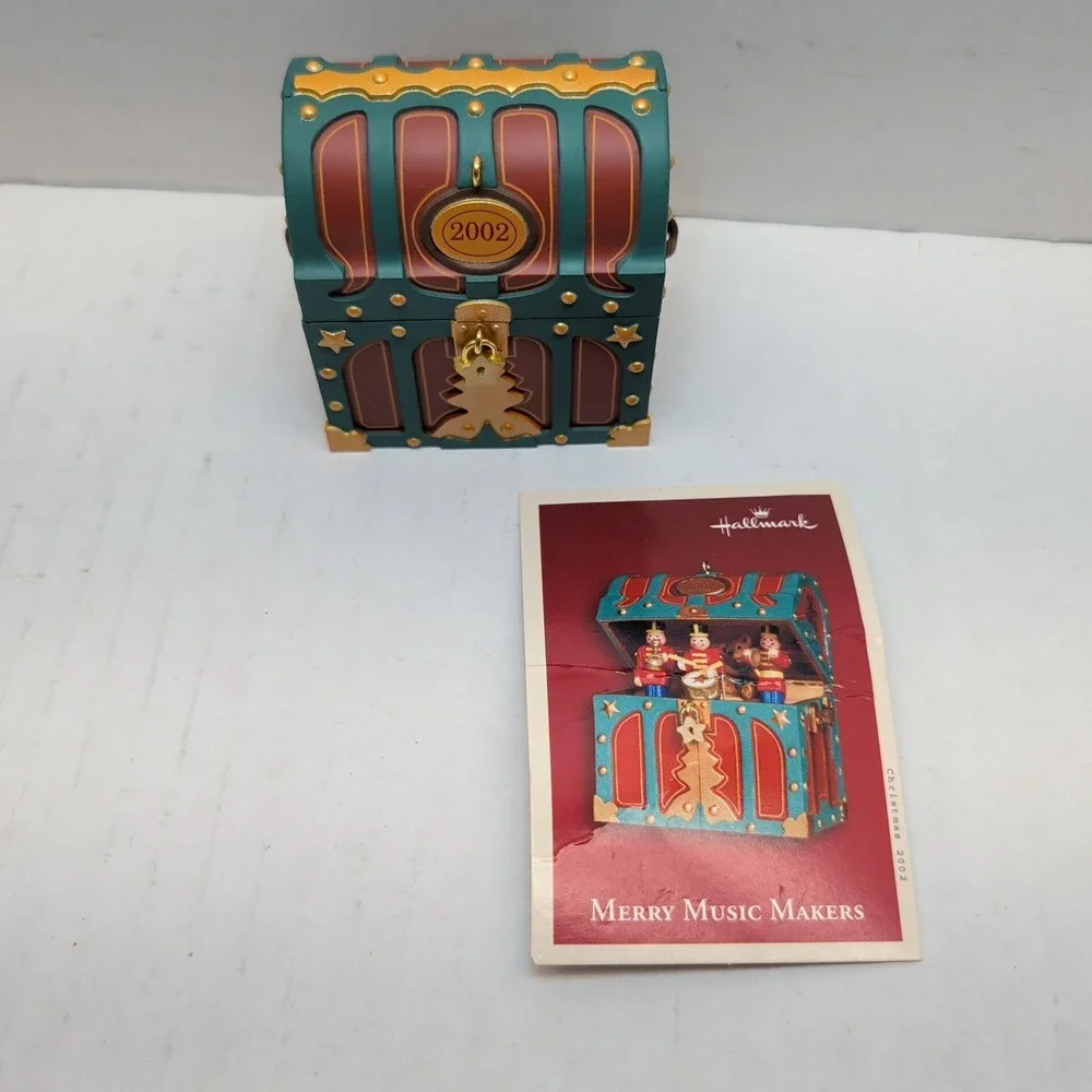 Hallmark Keepsake 2002 Merry Music Makers Wind Up Musical Toy Chest Ornament